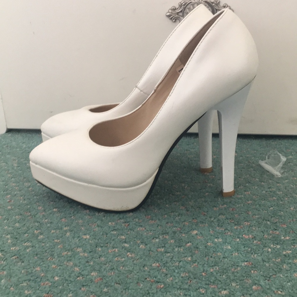 White pointed pumps